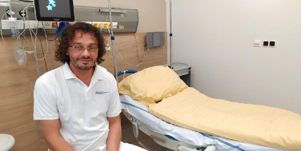 Primář gynekologie: Někteří otcové chtějí u porodu inhalovat rajský plyn jako rodičky