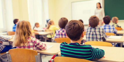 Vláda by měla analyzovat nynější pozitivní testy dětí i loňské testování