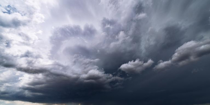 Část Česka zasáhnou dnes večer a v pondělí silné bouře