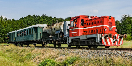 Vyjížďka historickou lokálkou či Roburem a posezení u táboráku. V Rožmitále si budete připadat jako na skautské výpravě