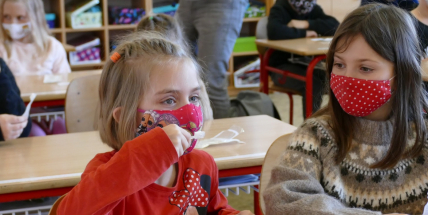 Potvrzeno: Školáky čekají tři vlny antigenních testů. Pokud se nenechají testovat, budou nosit respirátor
