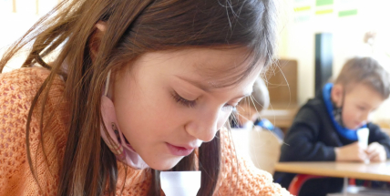 Děti, které se odmítnou testovat, nebudou moci ve škole zpívat ani cvičit