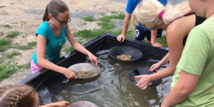 Kam o víkendu s dětmi? Za loutkovým divadlem, rýžováním zlata a na stezku odvahy