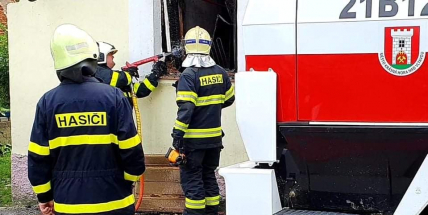 Hasiči zasahovali při požáru rodinného domu v Krásné Hoře nad Vltavou