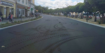 Oprava silnice v Dobříši se nepovedla. Položený asfalt musí firma odfrézovat
