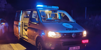 Na výjezdu z Příbrami srazilo auto chodce a ujelo, pro vážně zraněného muže spěchal vrtulník