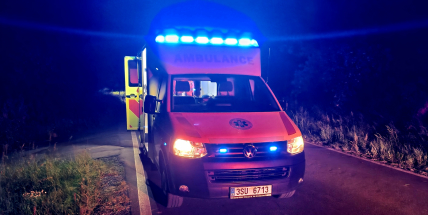 Policie nezná totožnost vážně zraněného muže, kterého nalezla řidička na výjezdu z Příbrami