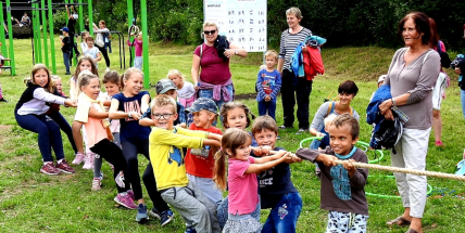 Nové dětské hřiště v lesoparku bylo slavnostně otevřeno