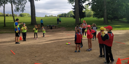 Střelba na branku, miniházená nebo hod oštěpem. Házenkáři dají dětem od těla