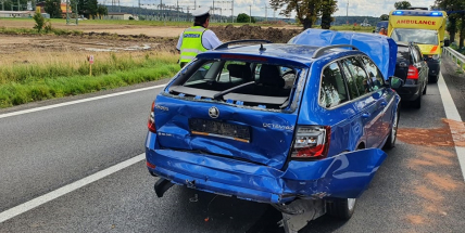 Provoz na silnici I/4 omezila nehoda tří aut