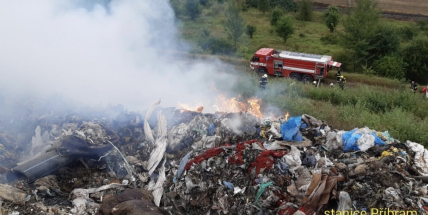 Hasiči likvidují požár skládky v Chrástu