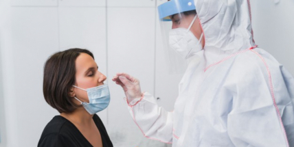 Reprodukční číslo se drží pod jedna, přibylo 206 nakažených