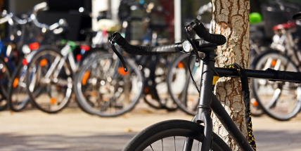 Školy, úřady, kulturní instituce. Míst, kde v Příbrami zaparkujete kolo, budou desítky