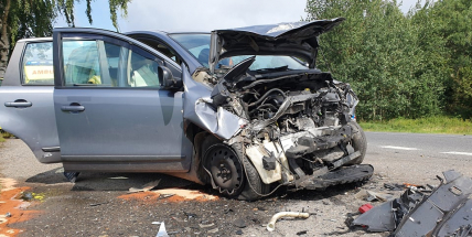 U Lázu narazil řidič Nissanu do silničářské šipky, čtyři zranění