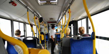 Podle průzkumu zhruba každá třetí žena zažila při cestě veřejnou dopravou sexuální obtěžování