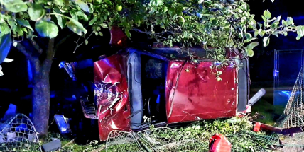 Opilý řidič nezvládl zatáčku a skončil s autem na zahradě, nadýchal téměř 1,5 promile