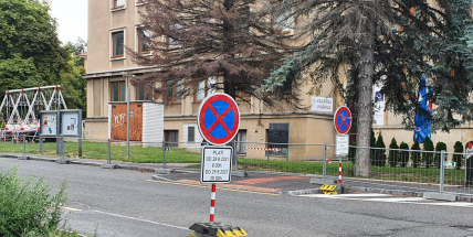 V neděli bude patřit divadlo dětem. Pořadatel žádá řidiče, aby v místě přeparkovali svá auta