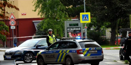 V Příbrami byl nalezen na autobusové zastávce odložený kufr. Policisté ulici uzavřeli, na místo jede pyrotechnik