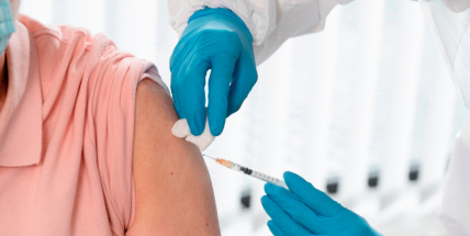 Třetí dávka očkování bude doporučená nad 60 let, registrace od 20. září