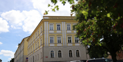 Venkovní učebny, chemická laboratoř, robotická ruka. Školy se chystají inovovat