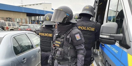 Aktivisty připoutané u drůbežích jatek v Mirovicích vyvedla policie