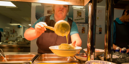 Školní děti málo snídají a svačí, často odmítají oběd z jídelny