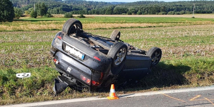 Mezi Rožmitálem a Březnicí skončilo auto na střeše. Vážně zraněnou řidičku do nemocnice přepravil vrtulník