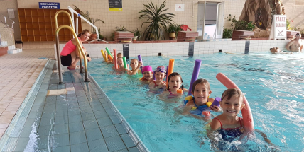 Do příbramského bazénu se vrací plavecká výuka a kurzy plavání