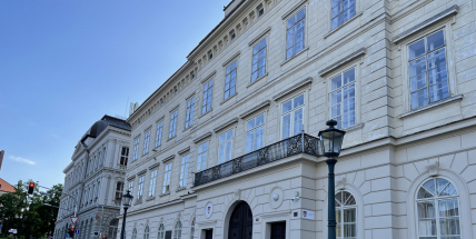 Legionáři si připomínají 100. výročí vzniku své organizace. Nasvícením budovy do barev české trikolory se k oslavám připojí i Příbram