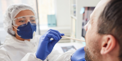 Ve čtvrtek přibylo 306 případů covidu, PCR testů bylo dosud nejvíc