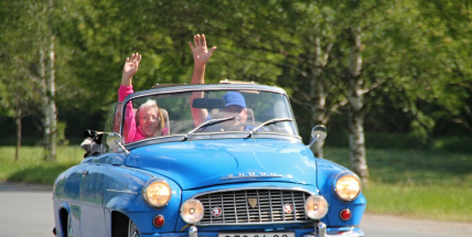 Ze Zbraslavi dnes odstartuje slavný závod historických vozidel