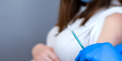 Vakcinologové očkování těhotných proti covidu nově přímo doporučují