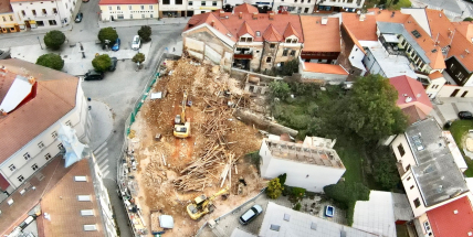 Lidé v Příbrami kritizují bourání historických domů na Václavském náměstí