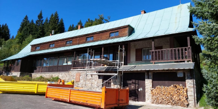 Přestože se stavitel potýká s komplikacemi, rekonstrukce městské chaty Granit pokračuje dle harmonogramu