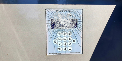 Vandal se vyřádil na ovládacím panelu cykloboxů, nebylo to poprvé
