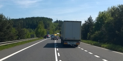 Vážná nehoda u Milína zablokovala silnici R4 v obou směrech