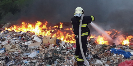 Šest hasičských jednotek likviduje rozsáhlý požár skládky u Chrástu, vyhlášený je druhý stupeň poplachu