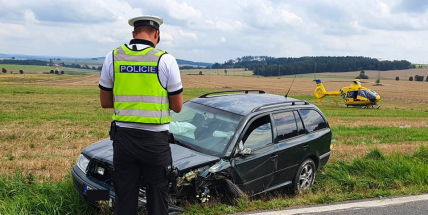 Pro motorkáře letěl vrtulník, zranil se i řidič auta