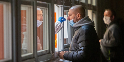 V pondělí testy odhalily skoro 500 případů covidu, víc než před týdnem