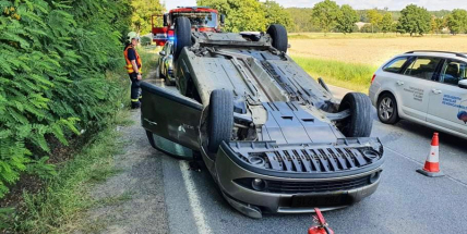 U Bohutína skončilo auto na střeše, řidič se lehce poranil