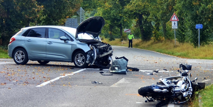 V Dobříši nedala řidička Citroenu přednost motorkáři. Pro zraněného muže letěl vrtulník