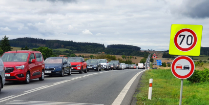 Provoz na strakonické silnici omezila nehoda tří aut, v místě jsou dlouhé kolony