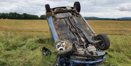 Opilá řidička u Chrástu přetočila auto na střechu a šla pryč