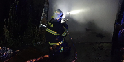 Hasiči zasahují u požáru garáží v Březnické ulici. V místě, kde bylo před třemi lety nalezeno torzo mrtvého muže