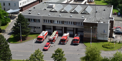 Černé vlajky, nastoupené jednotky. Hasiči uctí památku kolegů, kteří zemřeli při výbuchu rodinného domu