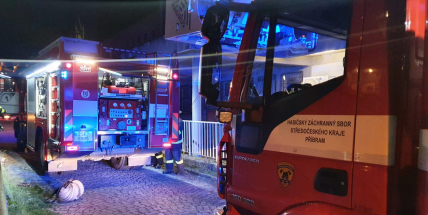 V paneláku byl cítit kouř, obyvatelé zavolali hasiče. Jednalo se o spálenou večeři