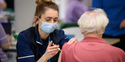 Přibylo téměř 500 případů covidu, reprodukční číslo je těsně nad hodnotou jedna