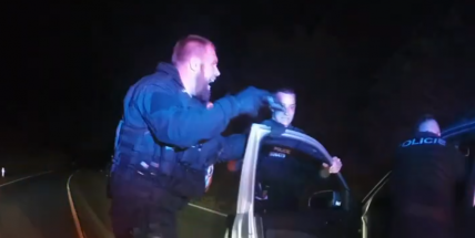 Muž bez řidičáku v kradeném autě ujížděl policii 200 kilometrovou rychlostí