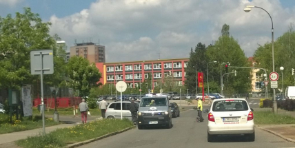 Opatrně u polikliniky Ravak, srazila se zde dvě vozidla