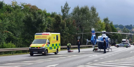 Kvůli nehodě dodávky s motorkou zkolabovala v Příbrami doprava. Pro vážně zraněného motorkáře spěchal vrtulník